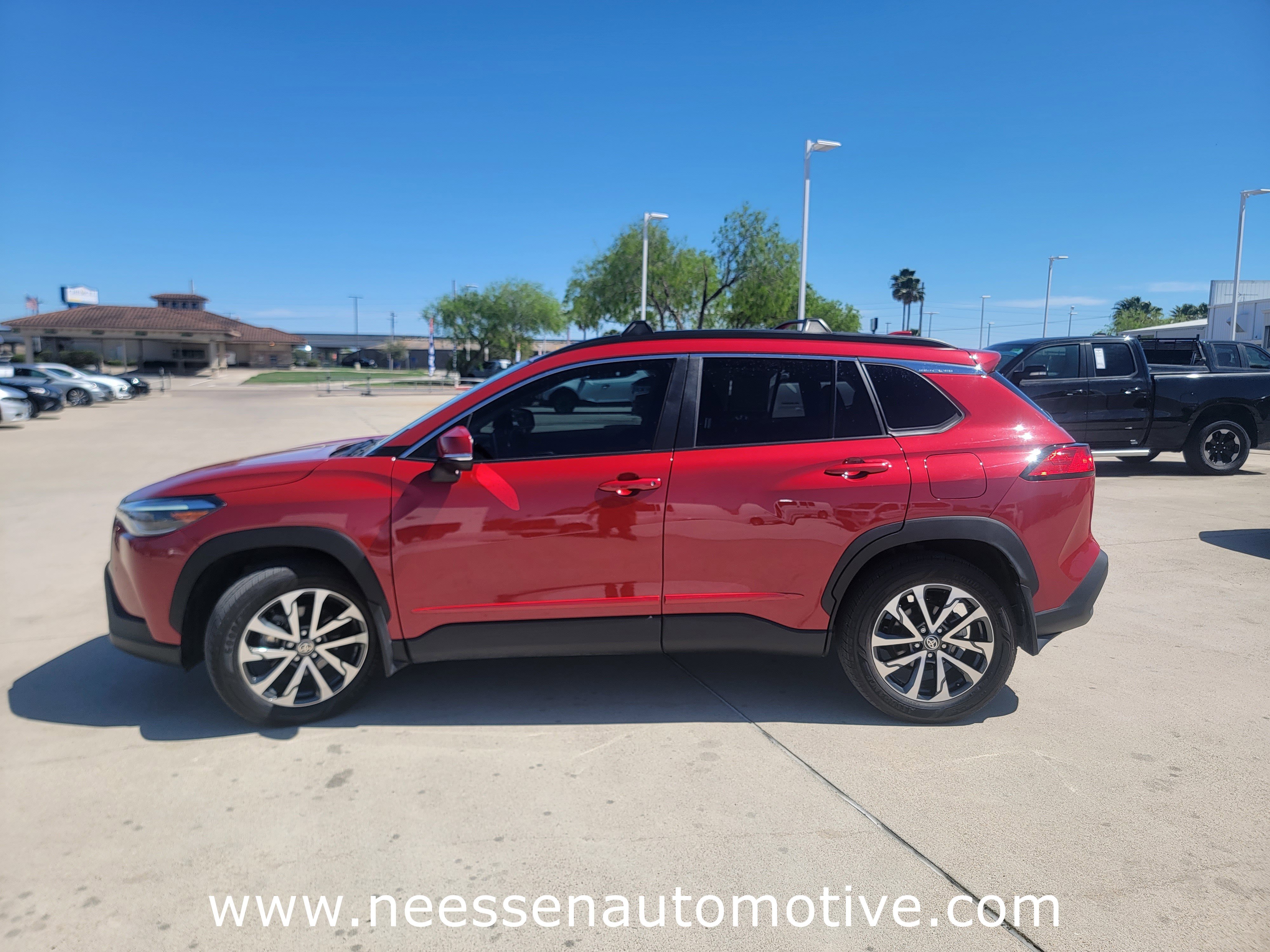 Used 2024 Toyota Corolla Cross XLE w/ Convenience Package image 4