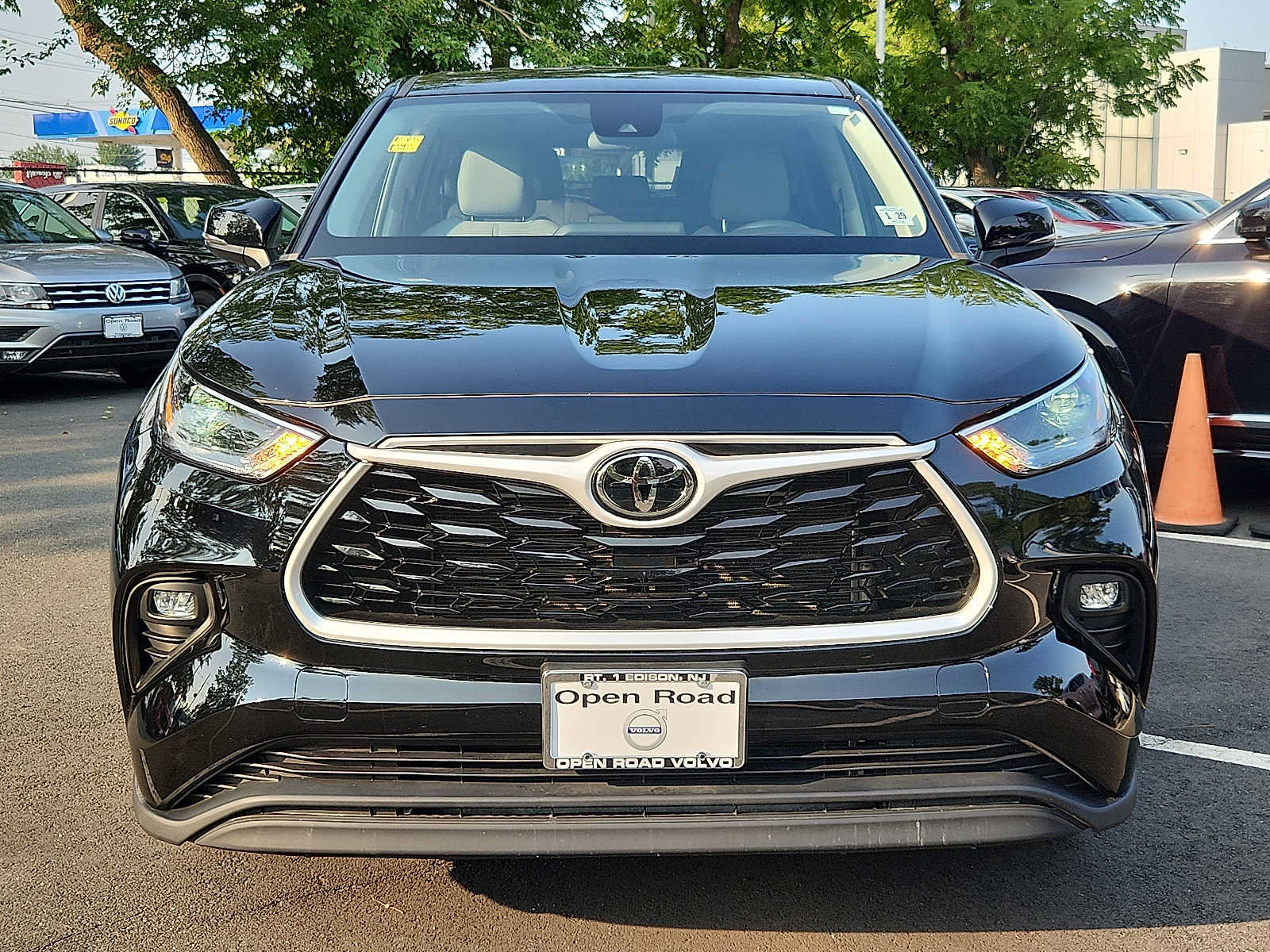 Used 2024 Toyota Highlander LE AWD/4WD image 2