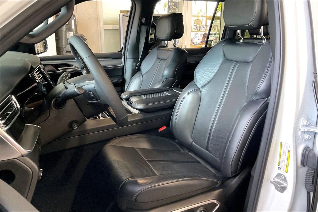 Used 2024 Jeep Wagoneer L Series II AWD/4WD image 3