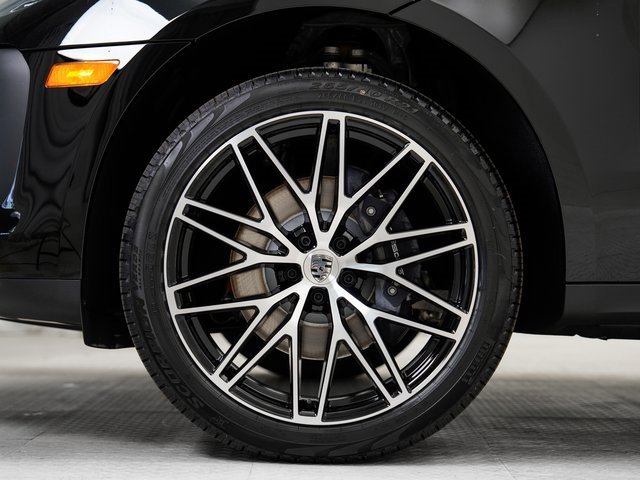 Certified 2025 Porsche Macan image 30