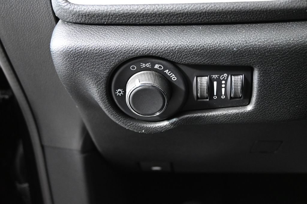 New 2027 Chrysler Pacifica Select FWD image 26