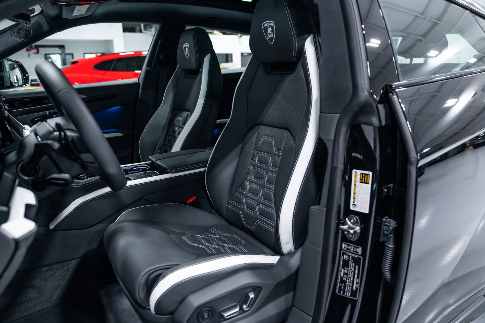 Used 2025 Lamborghini Urus SE image 11