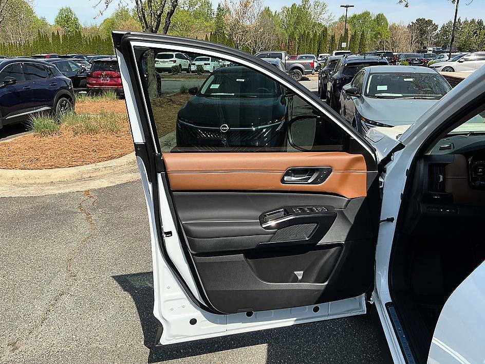 New 2026 Nissan Pathfinder Platinum image 7