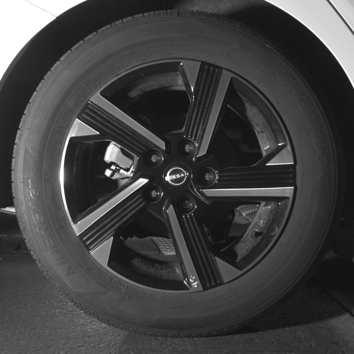 Used 2025 Nissan Sentra SV FWD image 15