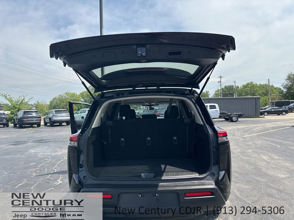 Used 2023 Nissan Pathfinder S image 30