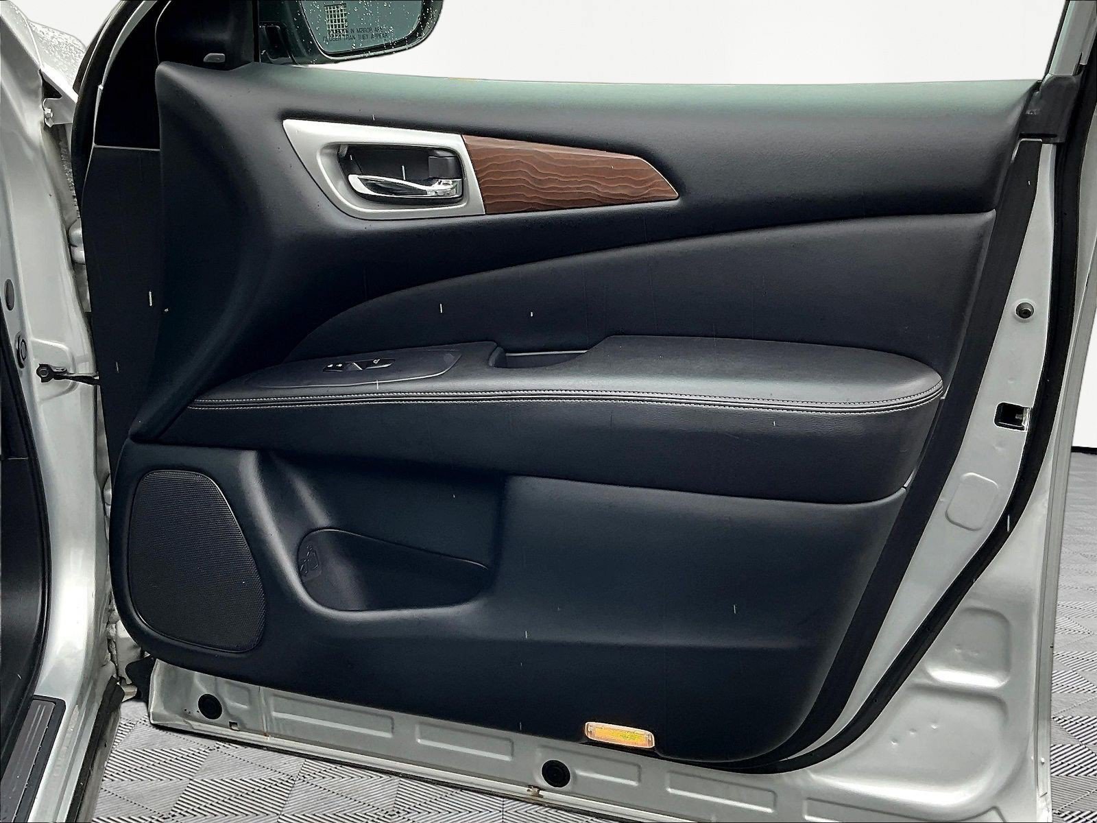 Used 2020 Nissan Pathfinder Platinum AWD/4WD image 28