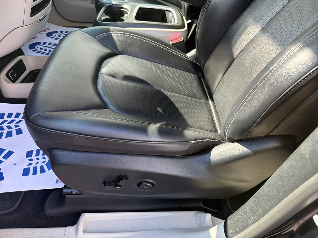Used 2024 Chrysler Pacifica Touring-L FWD image 14