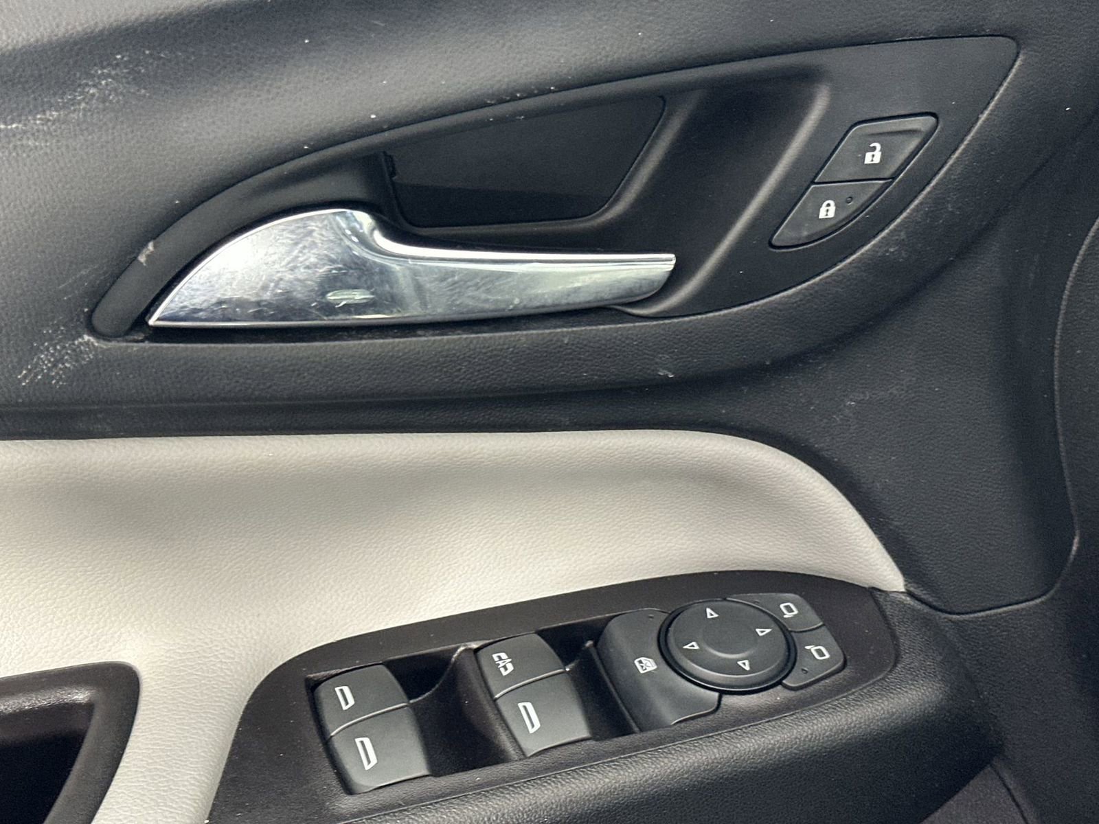 Used 2022 Chevrolet Equinox LS image 13