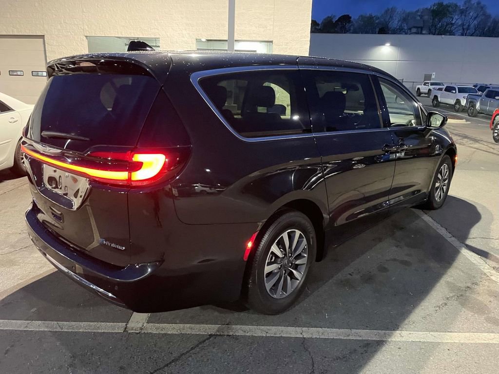 Used 2023 Chrysler Pacifica Touring-L image 9