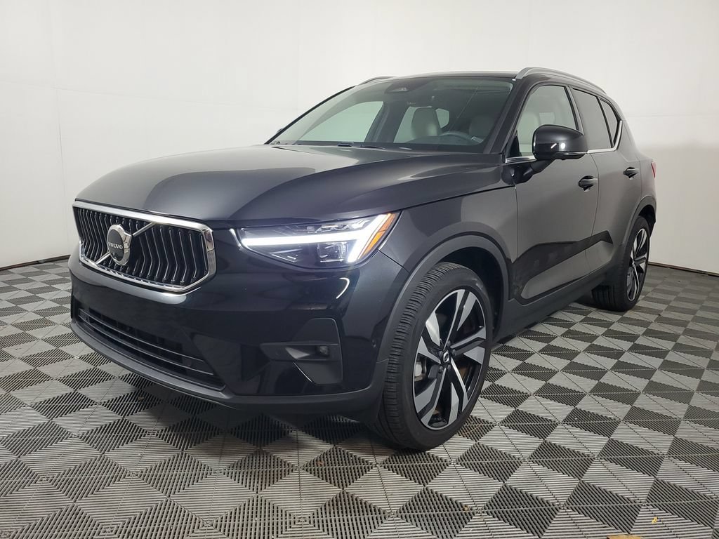 Used 2025 Volvo XC40 B5 Plus AWD/4WD image 4