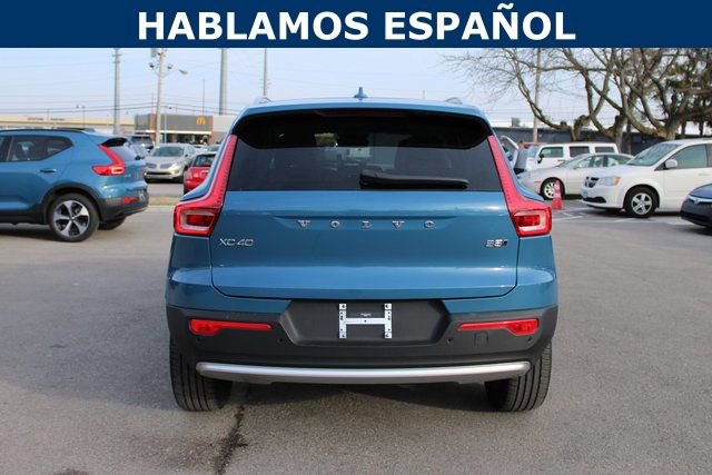 Used 2025 Volvo XC40 B5 Plus image 4