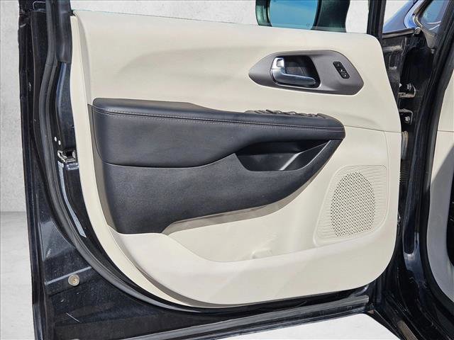 Used 2023 Chrysler Pacifica Touring-L FWD image 10