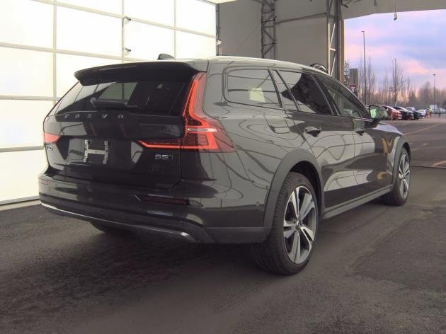 Used 2025 Volvo V60 B5 Cross Country Plus image 4