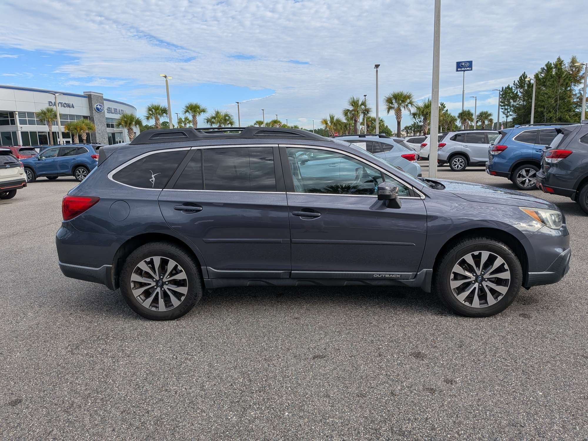 Used 2016 Subaru Outback 2.5i Limited AWD/4WD image 3