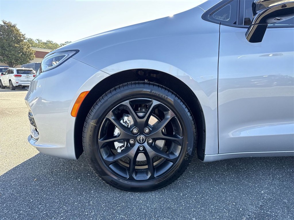 New 2026 Chrysler Pacifica Limited w/ S Appearance Package image 10