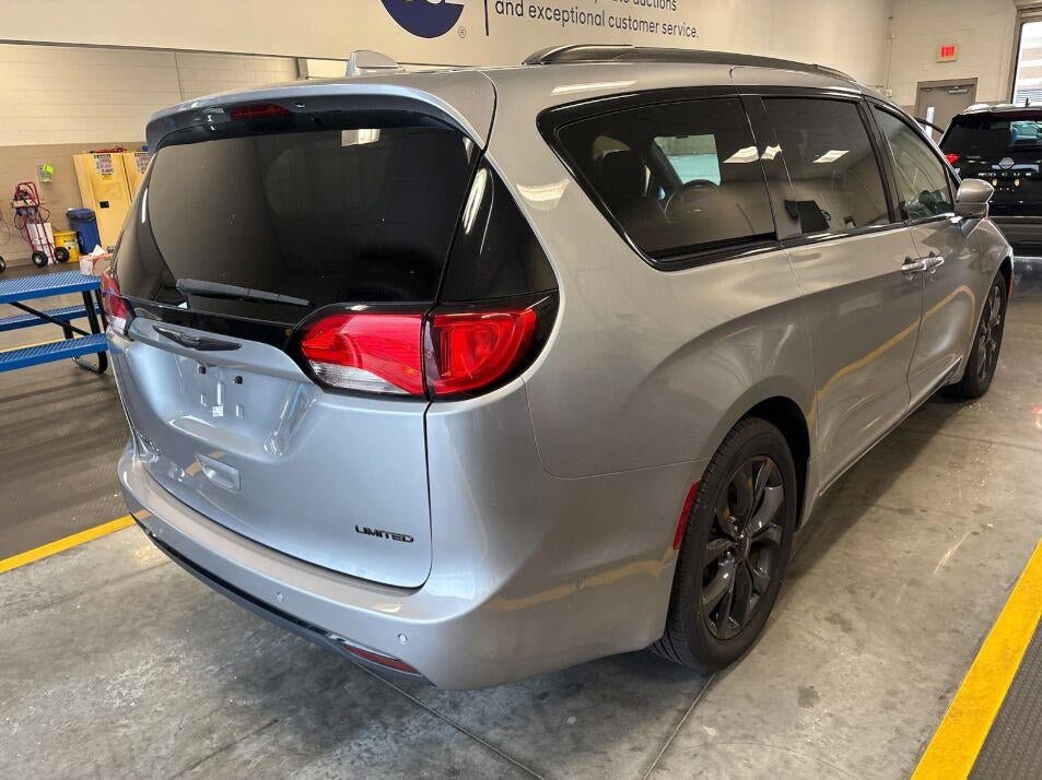 Used 2019 Chrysler Pacifica Limited w/ Advanced Safetytec Group FWD image 4