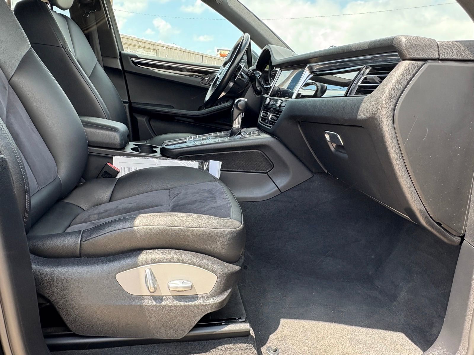 Used 2020 Porsche Macan image 41