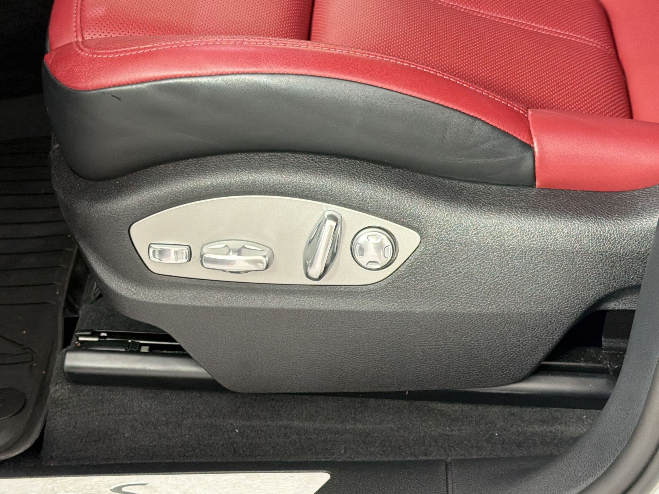 Certified 2024 Porsche Macan S AWD/4WD image 16