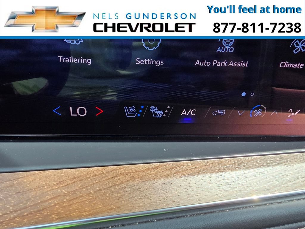 Certified 2025 Chevrolet Suburban High Country AWD/4WD image 27
