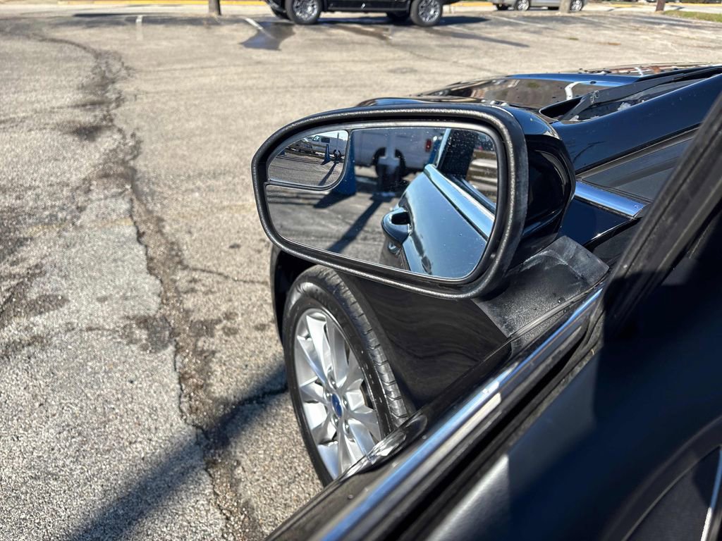 Used 2017 Ford Fusion SE w/ Fusion SE Technology Package image 12