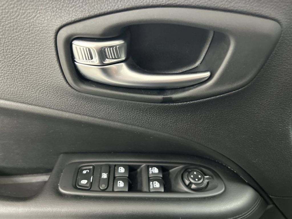 Used 2019 Jeep Compass Latitude AWD/4WD image 11