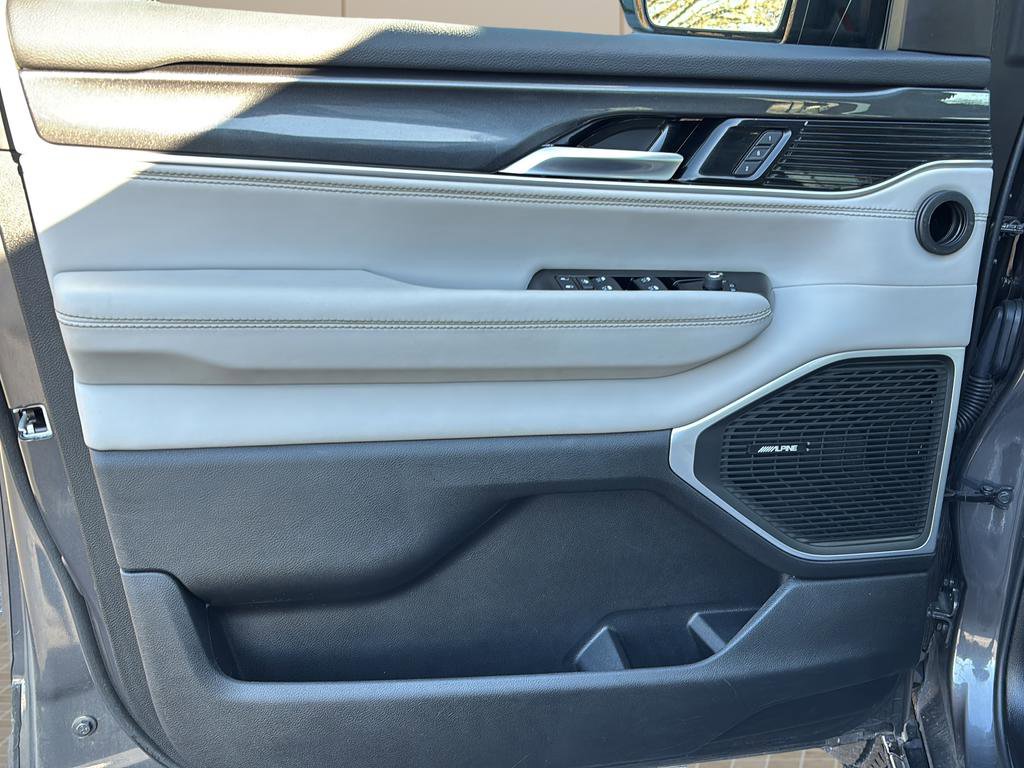 Used 2023 Jeep Wagoneer 4WD w/ Premium Group I image 16