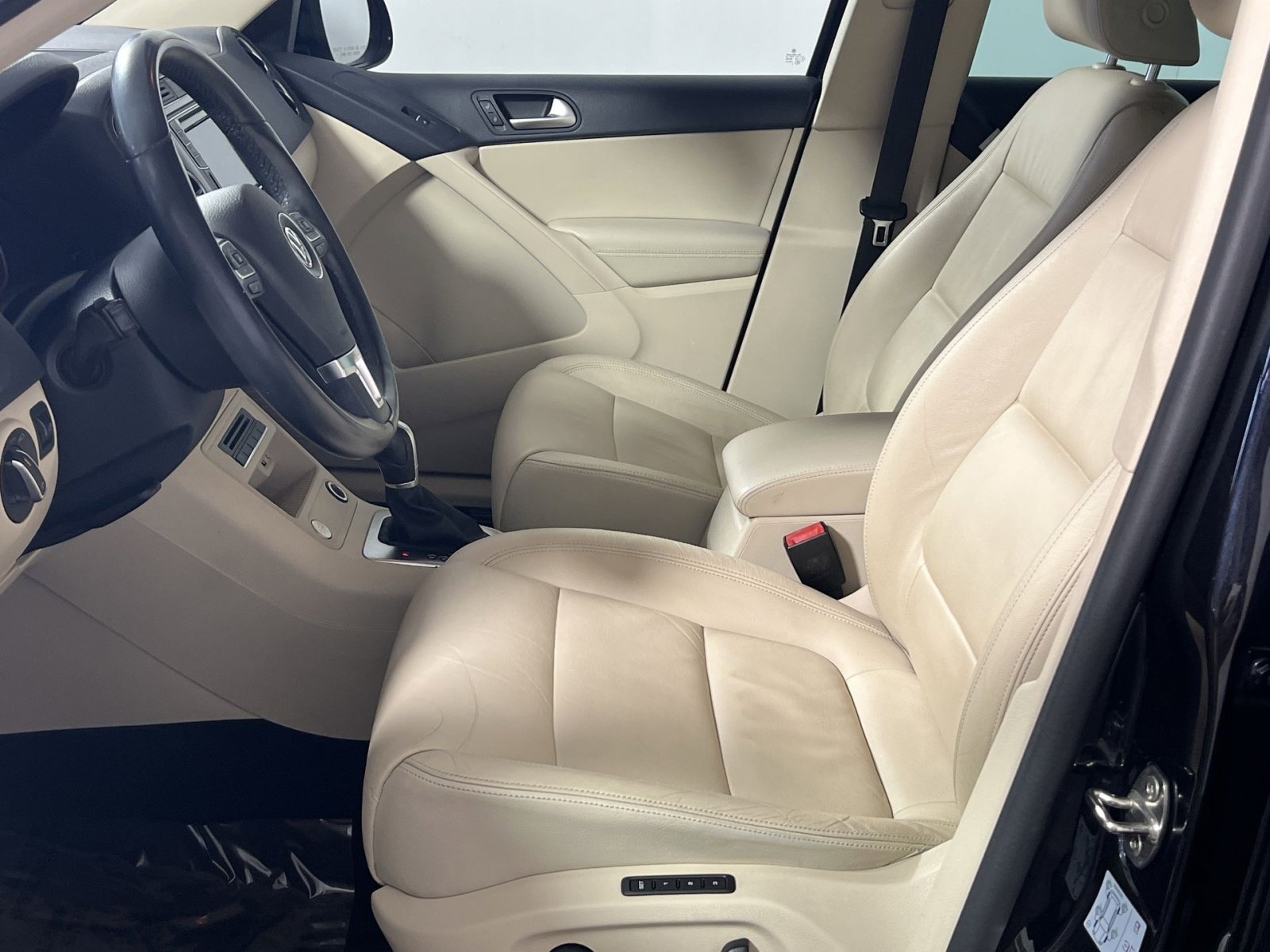 Used 2017 Volkswagen Tiguan SEL FWD image 14