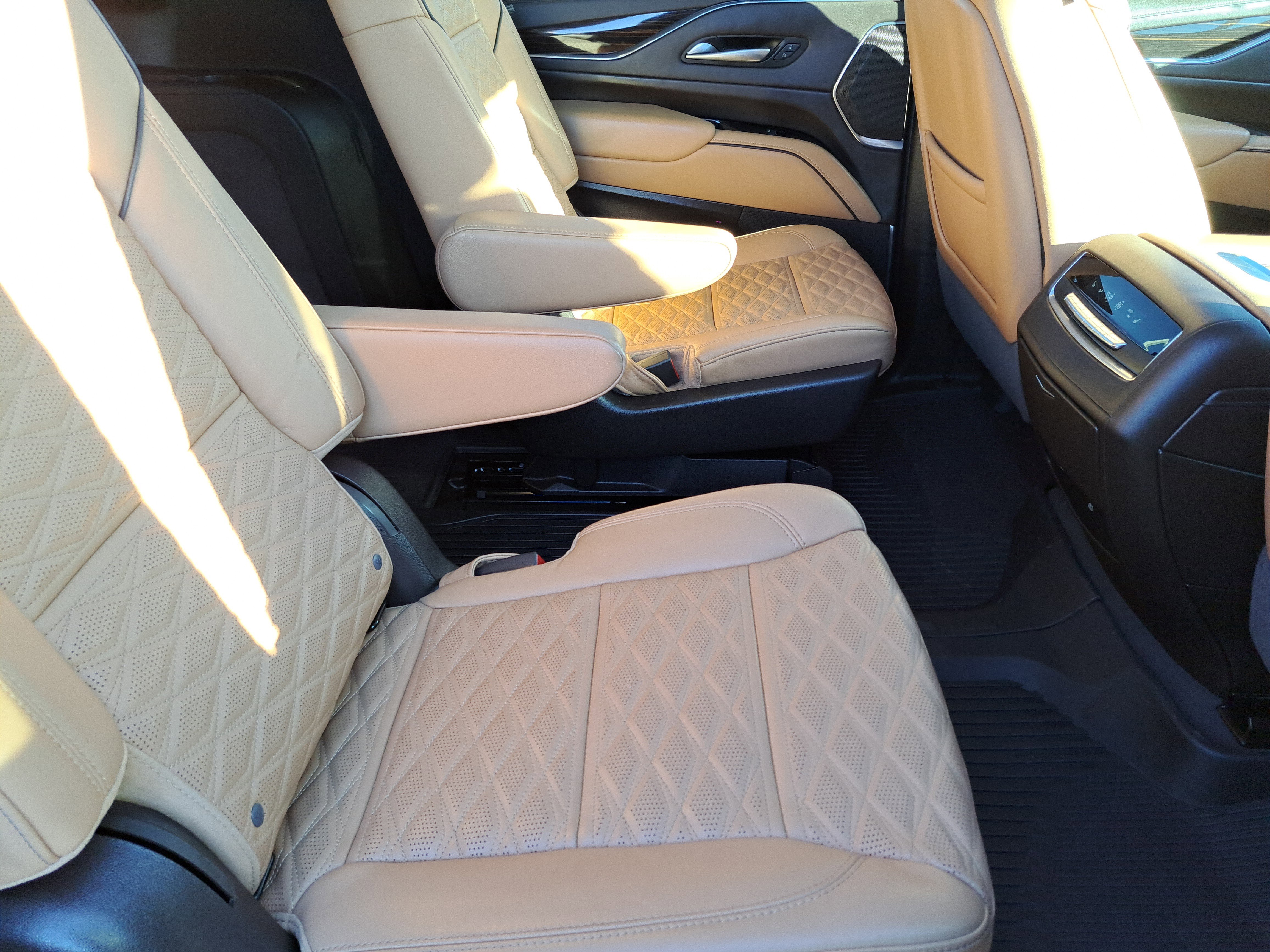 Used 2024 Cadillac Escalade ESV Sport w/ LPO, ONYX Package image 32