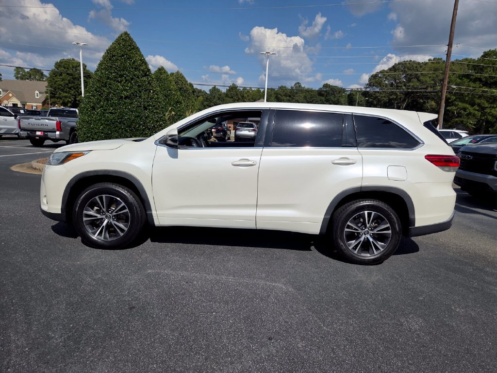 Used 2018 Toyota Highlander LE FWD image 4