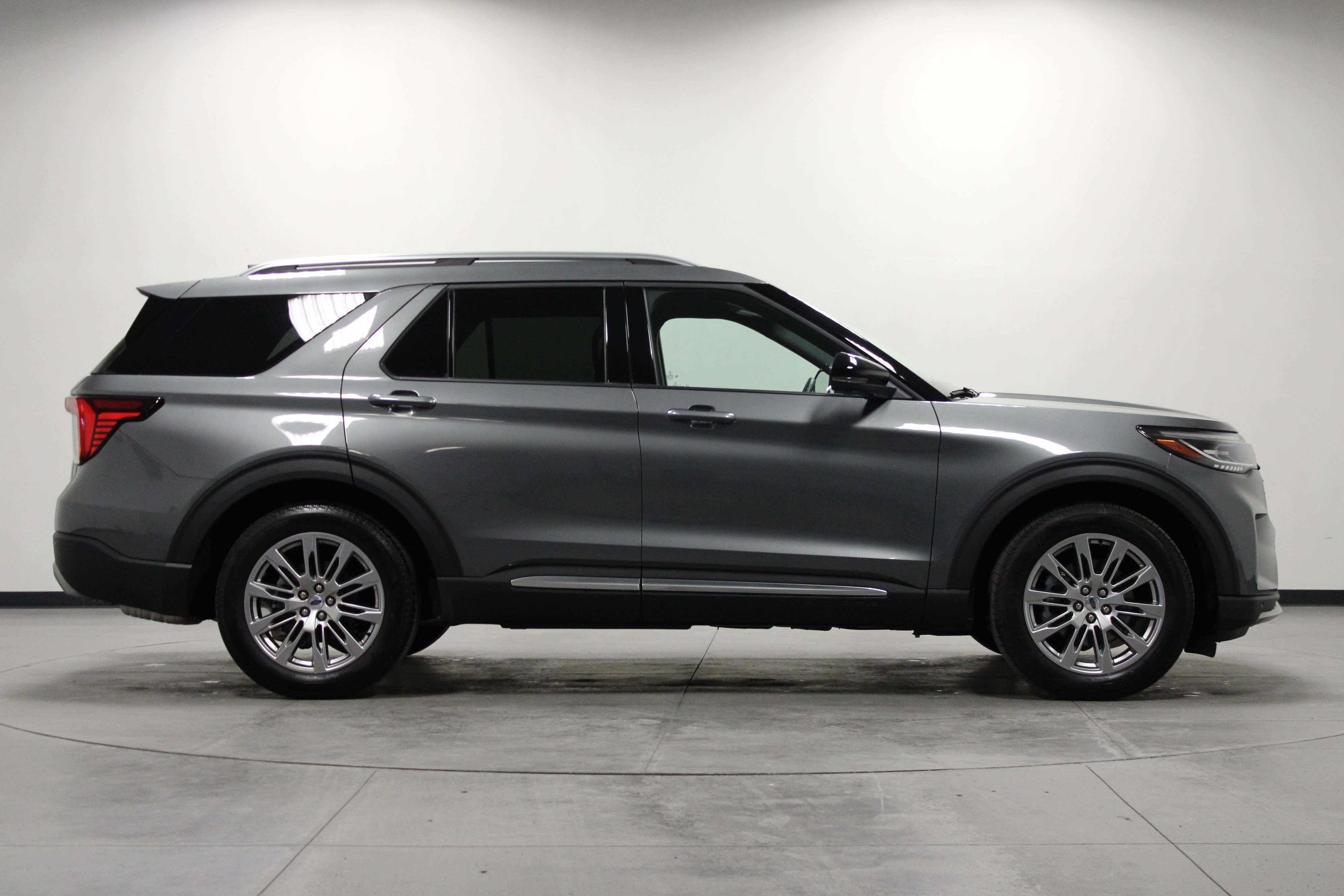 Used 2025 Ford Explorer Platinum image 3