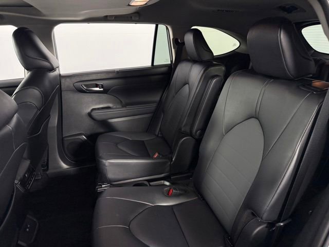 Used 2025 Toyota Highlander XLE FWD image 16