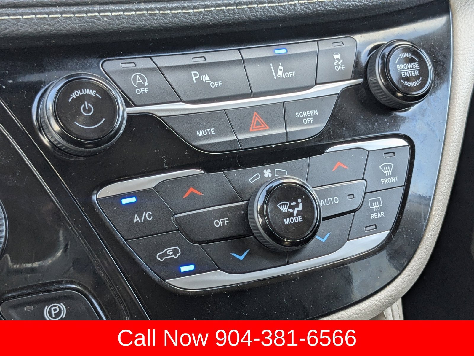 Used 2024 Chrysler Pacifica Limited FWD image 22