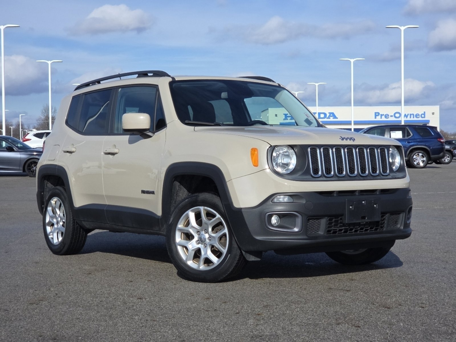 Used 2016 Jeep Renegade Latitude image 2
