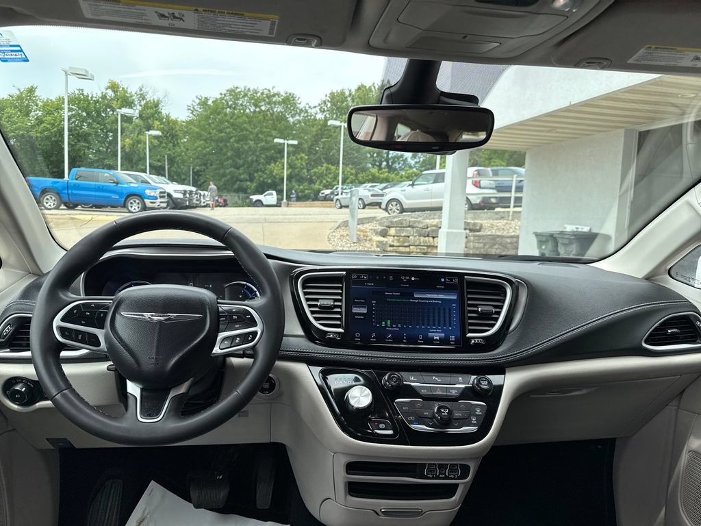 Used 2024 Chrysler Pacifica Limited FWD image 12