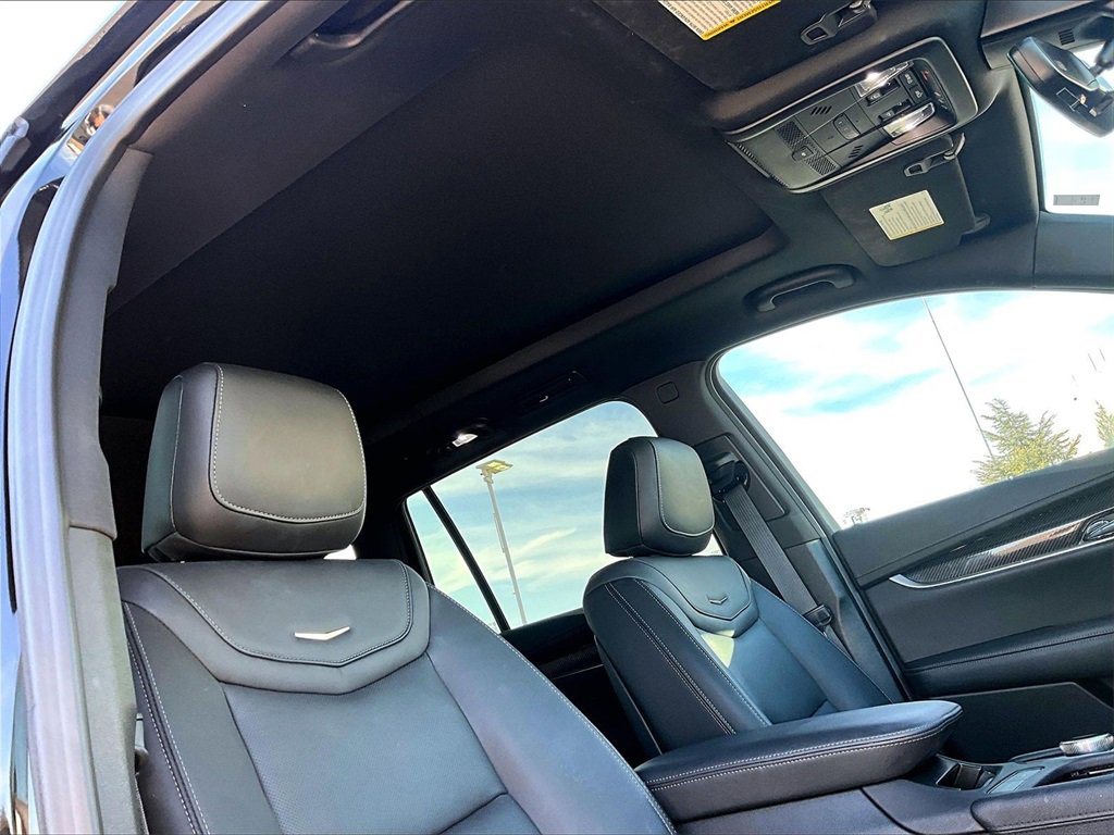 Used 2023 Cadillac XT6 Sport w/ LPO, ONYX Package image 18