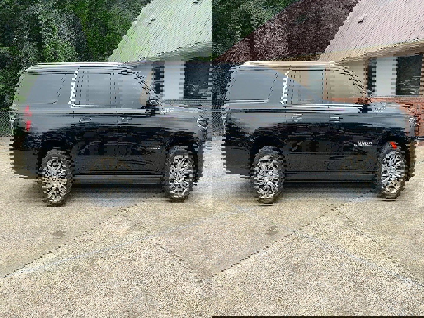 Used 2021 Chevrolet Suburban High Country w/ Premium Package image 4