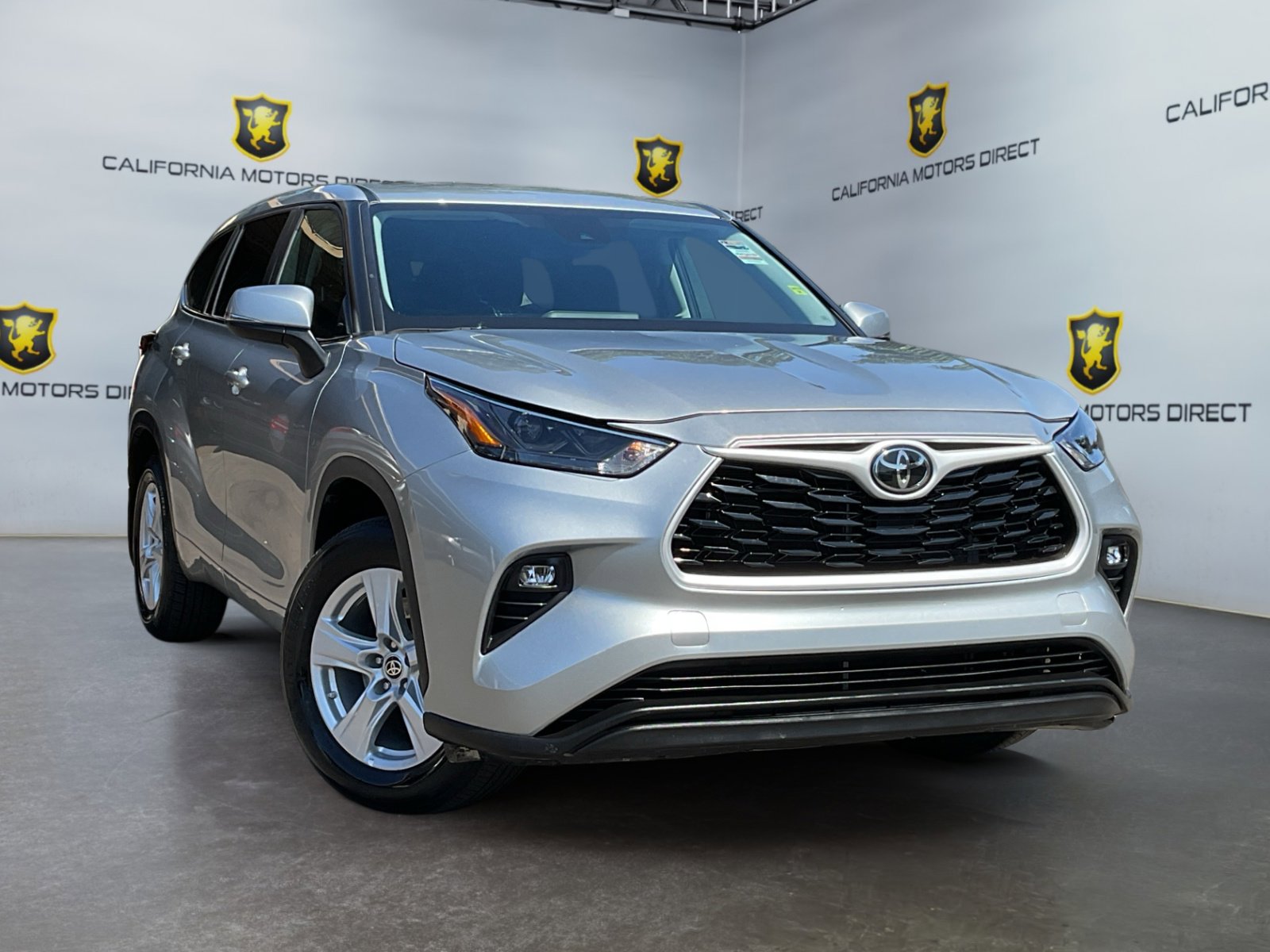 Used 2024 Toyota Highlander LE image 3