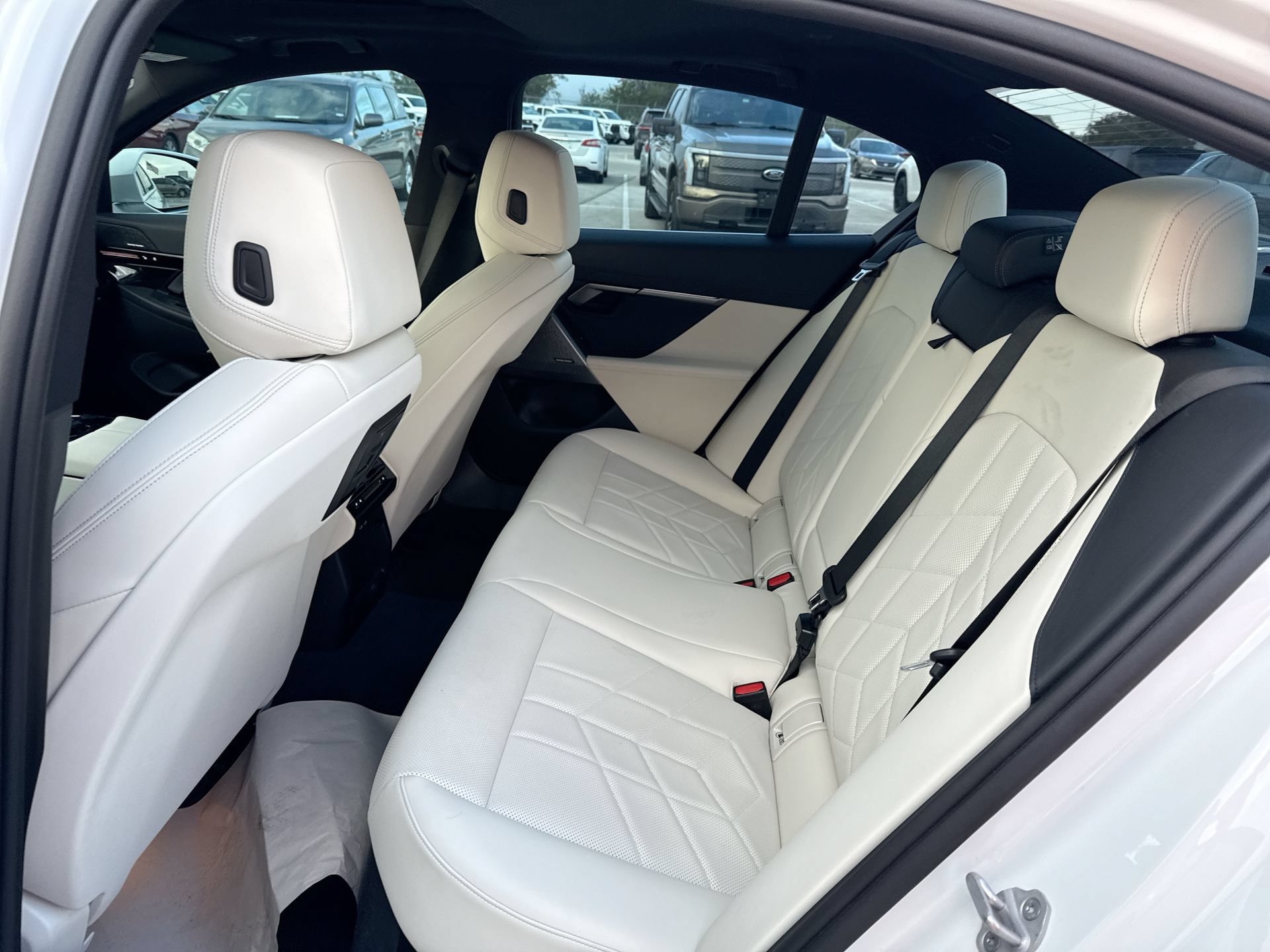 Used 2024 BMW 530i w/ Convenience Package RWD image 25