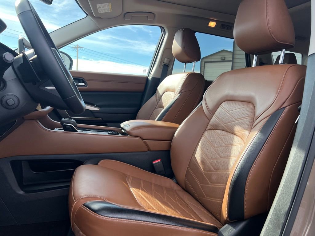 Used 2024 Nissan Pathfinder Platinum w/ Cargo Package image 11