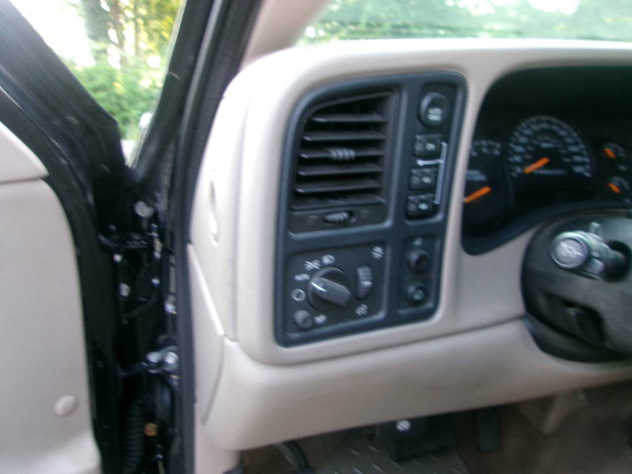Used 2006 Chevrolet Silverado 1500 LT w/ Light Duty Power Package AWD/4WD image 11