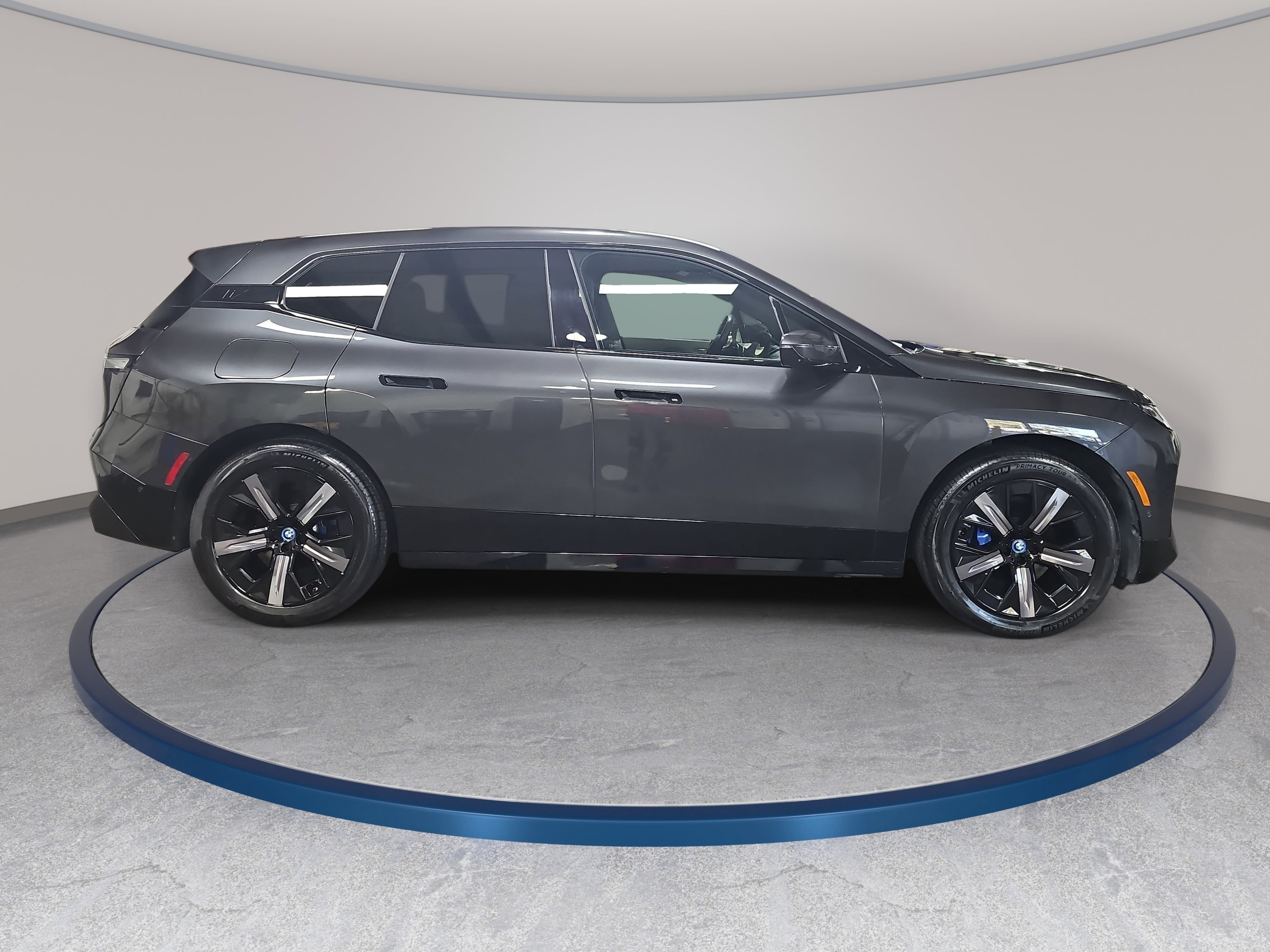 Used 2024 BMW iX xDrive50 w/ Premium Package AWD/4WD image 4