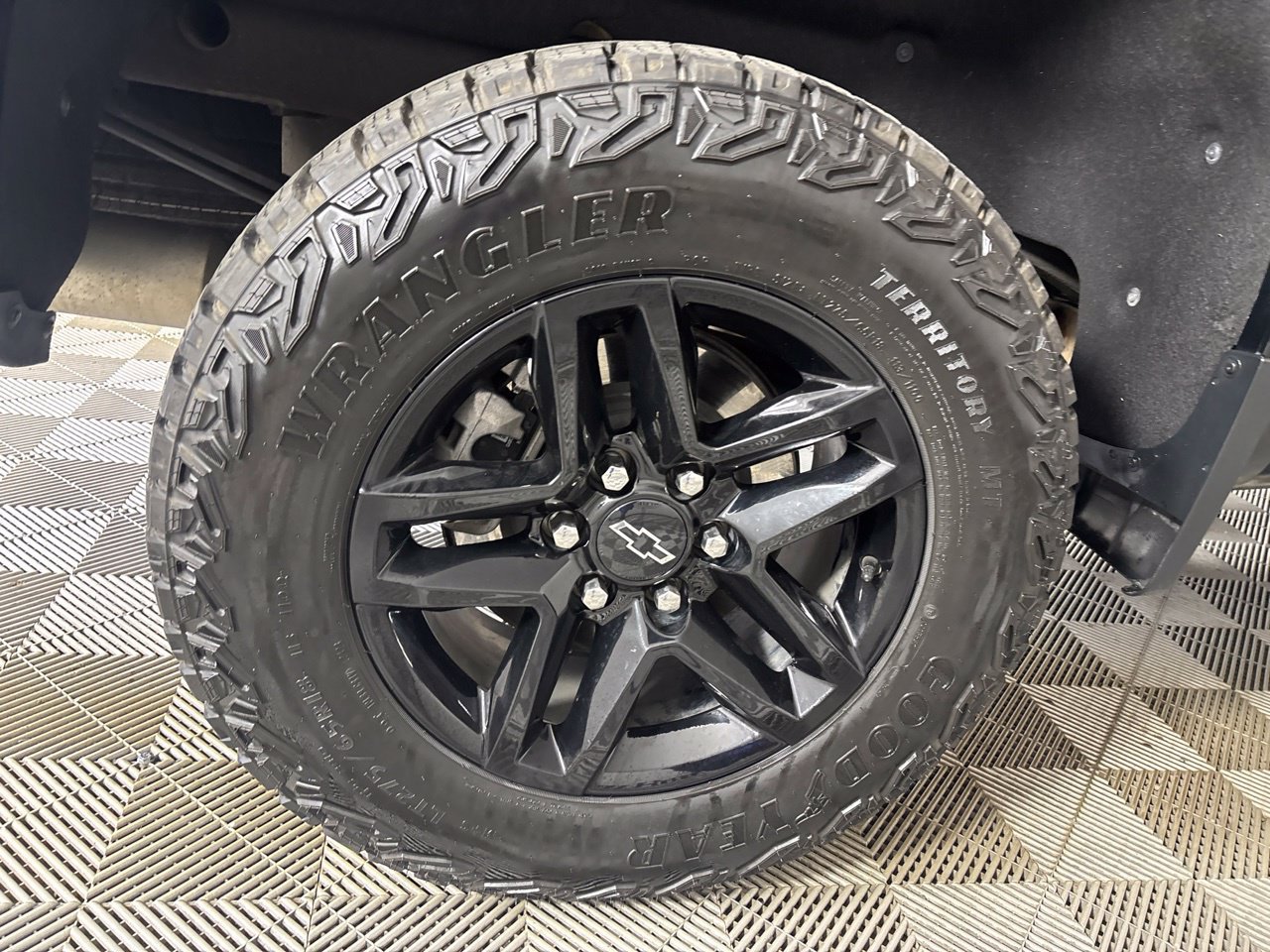 Used 2020 Chevrolet Silverado 1500 LT Trail Boss w/ Midnight Edition AWD/4WD image 33