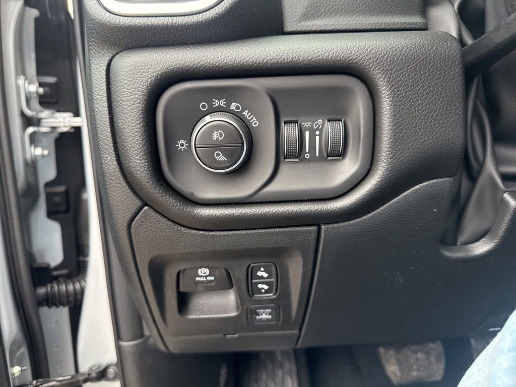 New 2026 RAM 1500 4x4 Crew Cab image 17