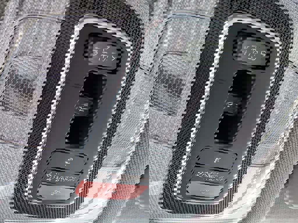 Used 2025 Hyundai Elantra SEL FWD image 25