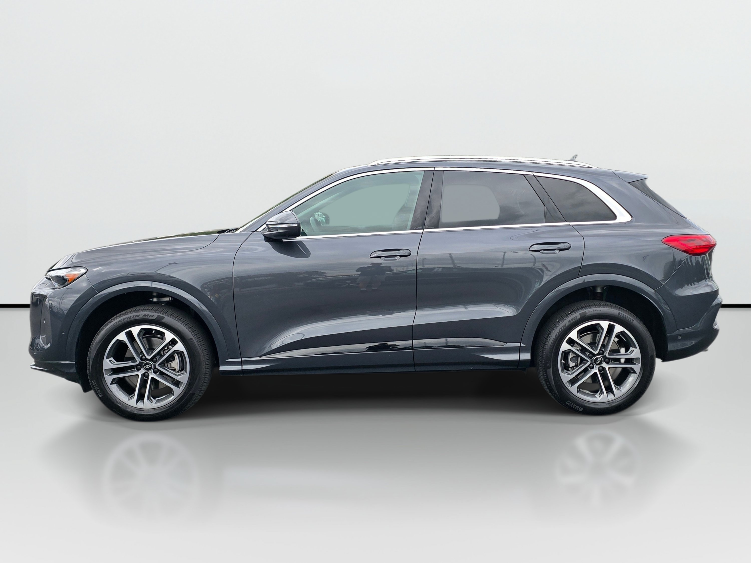 Certified 2025 Audi Q5 Premium AWD/4WD image 2