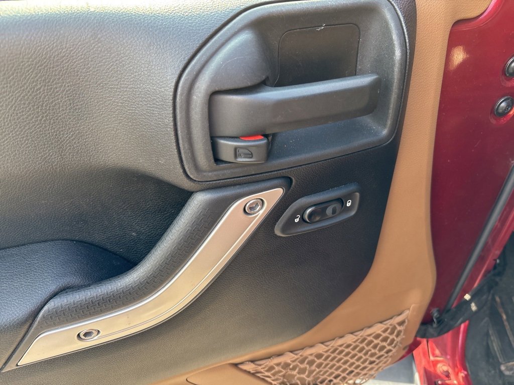 Used 2013 Jeep Wrangler Unlimited Sahara w/ Connectivity Group image 9