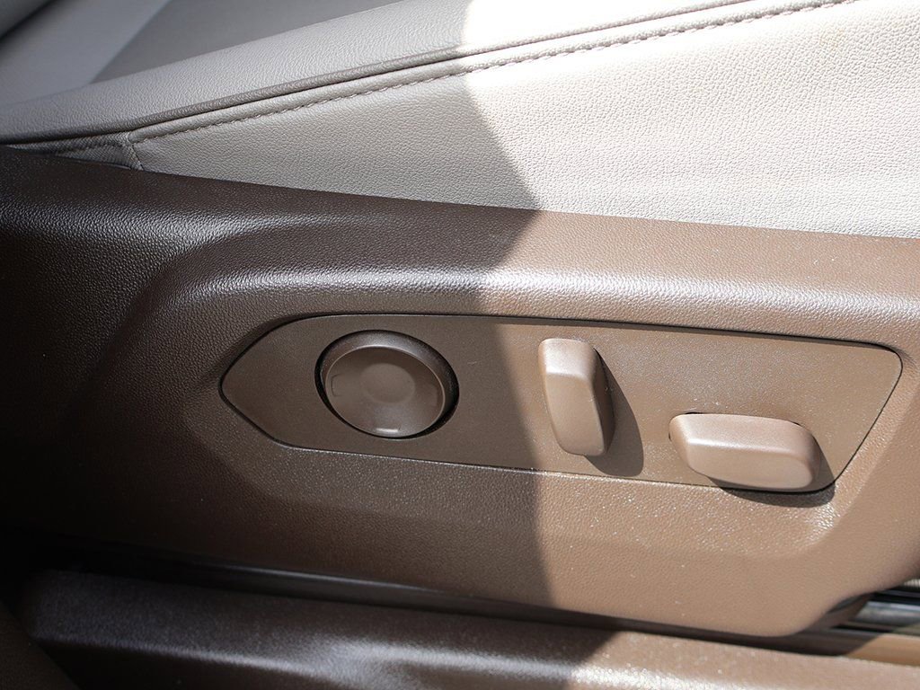 Used 2024 GMC Yukon SLT w/ SLT Luxury Package RWD image 33