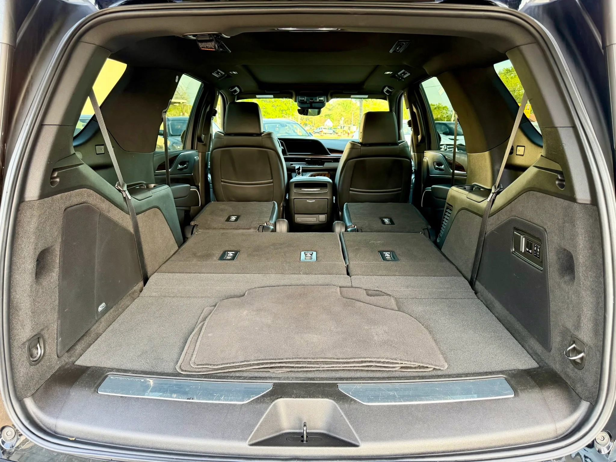 Used 2023 Cadillac Escalade Premium Luxury w/ Performance Package image 12