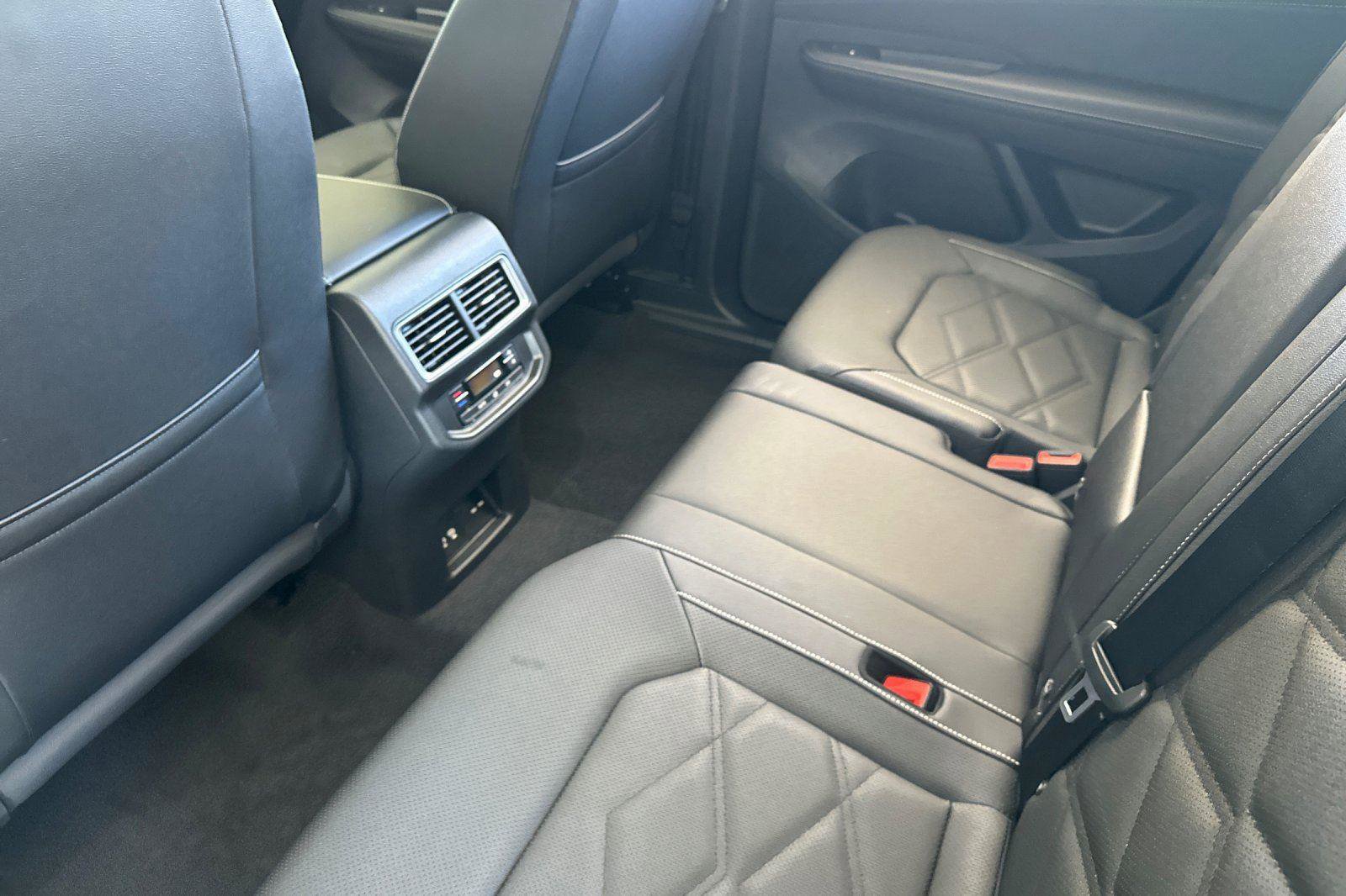 New 2026 Volkswagen Atlas SE w/ Panoramic Sunroof Package image 11