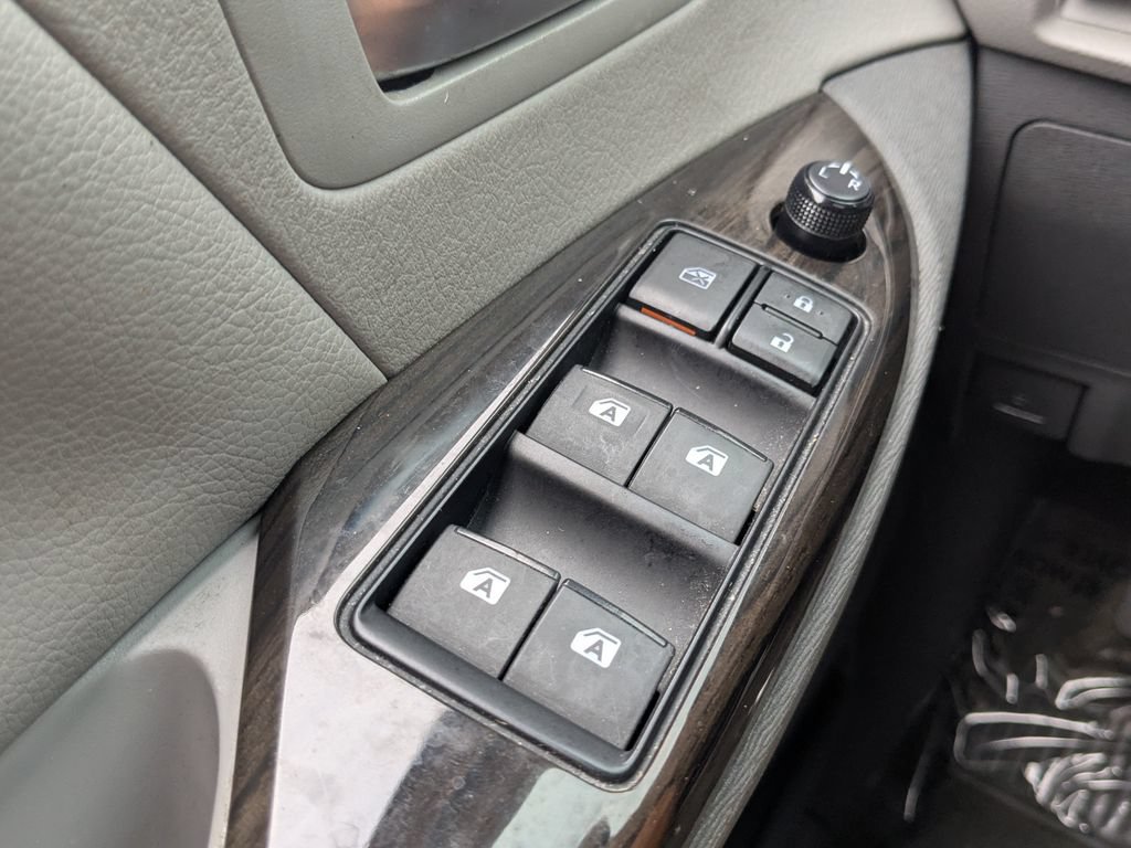 Used 2017 Toyota Sienna XLE w/ XLE Navigation Package FWD image 12